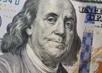 Billetes de dólar y pesos argentinos sobre una mesa en Buenos Aires, Argentina