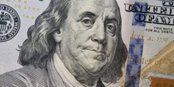 Billetes de dólar y pesos argentinos sobre una mesa en Buenos Aires, Argentina