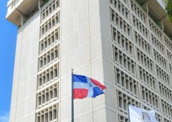 Gobernador del BCRD Héctor Valdez Albizu durante anuncio del Sistema de Gestión de Pagos Instantáneos en República Dominicana