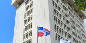Gobernador del BCRD Héctor Valdez Albizu durante anuncio del Sistema de Gestión de Pagos Instantáneos en República Dominicana
