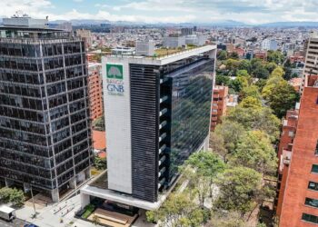 Edificio de un banco colombiano con letreros corporativos, representando el alza en utilidades bancarias en Colombia a junio de 2026