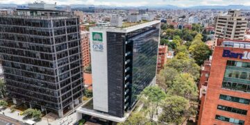 Edificio de un banco colombiano con letreros corporativos, representando el alza en utilidades bancarias en Colombia a junio de 2026