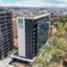 Edificio de un banco colombiano con letreros corporativos, representando el alza en utilidades bancarias en Colombia a junio de 2026