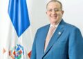 Ministro Magín Díaz con representantes del Banco Mundial durante reunión sobre política fiscal en República Dominicana