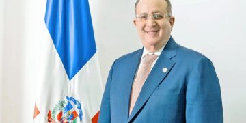 Ministro Magín Díaz con representantes del Banco Mundial durante reunión sobre política fiscal en República Dominicana