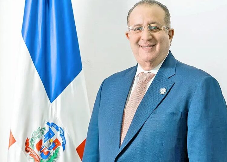 Ministro Magín Díaz con representantes del Banco Mundial durante reunión sobre política fiscal en República Dominicana