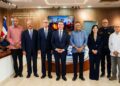 Christopher Paniagua del Banco Popular y Juan Manuel Méndez García del COE en la entrega del Salón de Comunicaciones remozado
