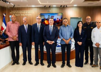 Christopher Paniagua del Banco Popular y Juan Manuel Méndez García del COE en la entrega del Salón de Comunicaciones remozado