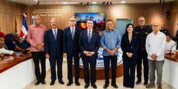 Christopher Paniagua del Banco Popular y Juan Manuel Méndez García del COE en la entrega del Salón de Comunicaciones remozado