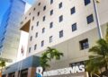 Fachada de una sucursal de Banreservas con el logo del banco estatal dominicano
