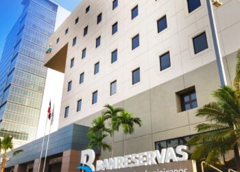 Fachada de una sucursal de Banreservas con el logo del banco estatal dominicano