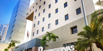 Fachada de una sucursal de Banreservas con el logo del banco estatal dominicano