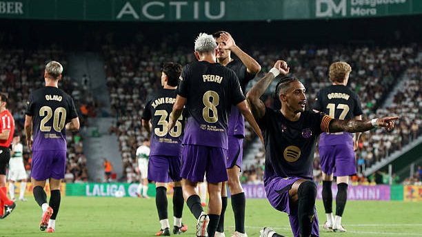 Raphinha celebra su gol de penal en el partido Barcelona vs Elche de LaLiga 2026-2027