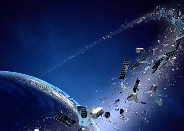 Satélite inservible flotando en órbita terrestre baja rodeado de fragmentos de basura espacial