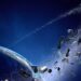 Satélite inservible flotando en órbita terrestre baja rodeado de fragmentos de basura espacial