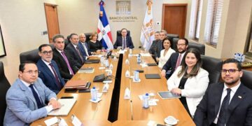Gobernador del BCRD Héctor Valdez Albizu reunido con ejecutivos de Mastercard para Latinoamérica en Santo Domingo