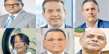 Víctor Bisonó Haza asumiendo como nuevo ministro de Relaciones Exteriores de República Dominicana junto al presidente Luis Abinader