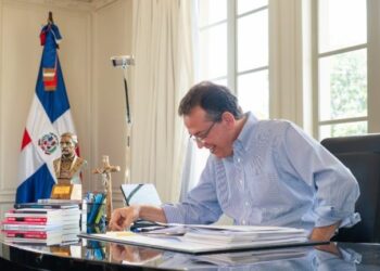 Canciller dominicano Víctor Ito Bisonó hablando por teléfono en la sede del Ministerio de Relaciones Exteriores de República Dominicana