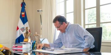 Canciller dominicano Víctor Ito Bisonó hablando por teléfono en la sede del Ministerio de Relaciones Exteriores de República Dominicana