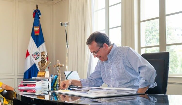 Canciller dominicano Víctor Ito Bisonó hablando por teléfono en la sede del Ministerio de Relaciones Exteriores de República Dominicana
