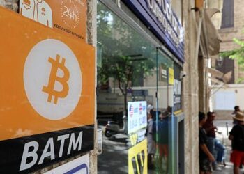 Gráfica del precio de bitcoin superando los 72,000 dólares en pantalla de trading con logo de la criptomoneda