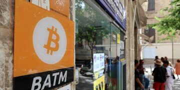 Gráfica del precio de bitcoin superando los 72,000 dólares en pantalla de trading con logo de la criptomoneda