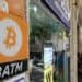 Gráfica del precio de bitcoin superando los 72,000 dólares en pantalla de trading con logo de la criptomoneda
