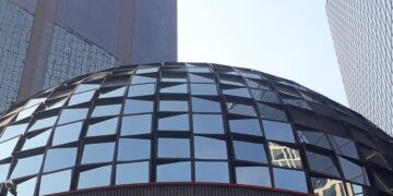 Tablero electronico de la Bolsa Mexicana de Valores mostrando cotizaciones a la baja
