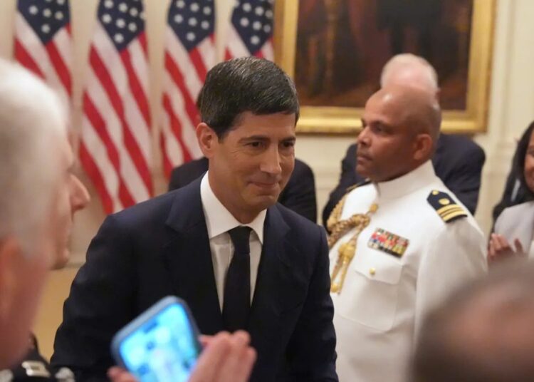 Pantalla con cotizaciones de bonos del Tesoro de EEUU en una sala de operaciones de Wall Street