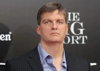 Michael Burry y logo de Nvidia en pantalla de bolsa de valores con datos financieros en rojo