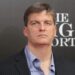 Michael Burry y logo de Nvidia en pantalla de bolsa de valores con datos financieros en rojo