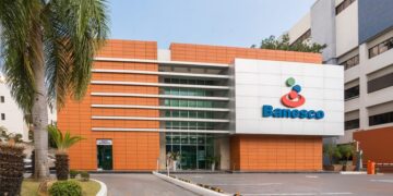 Juan Carlos Carneiro, presidente ejecutivo de Banesco Banco Múltiple, junto al logo del banco en Santo Domingo