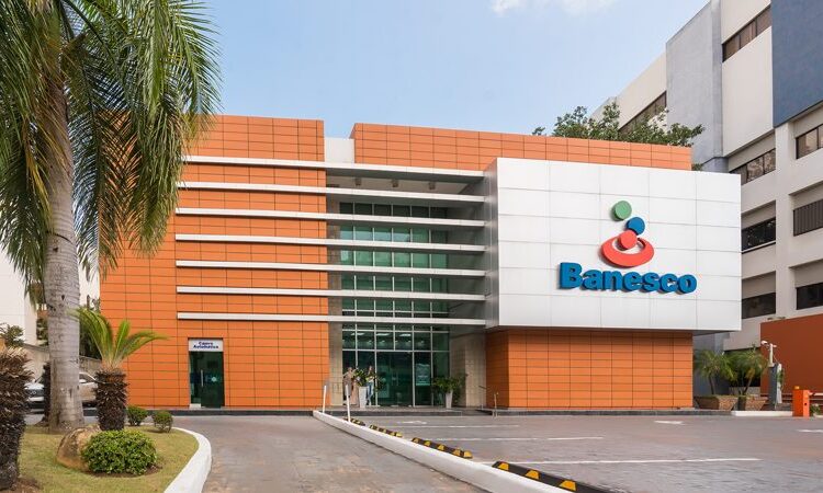 Juan Carlos Carneiro, presidente ejecutivo de Banesco Banco Múltiple, junto al logo del banco en Santo Domingo