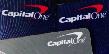Sede de Capital One en Estados Unidos mientras el banco enfrenta demanda de Donald Trump por cierre de cuentas en 2021