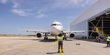 Airbus A320CEO en el hangar de mantenimiento pesado de FL Technics en el Aeropuerto Internacional de Punta Cana, República Dominicana