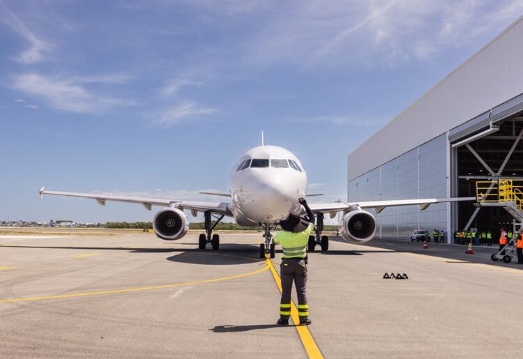 Airbus A320CEO en el hangar de mantenimiento pesado de FL Technics en el Aeropuerto Internacional de Punta Cana, República Dominicana