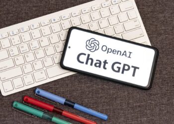 Joven adolescente usando ChatGPT en una laptop, con interfaz de OpenAI visible en pantalla