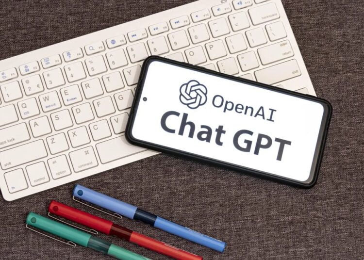 Joven adolescente usando ChatGPT en una laptop, con interfaz de OpenAI visible en pantalla