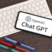 Joven adolescente usando ChatGPT en una laptop, con interfaz de OpenAI visible en pantalla