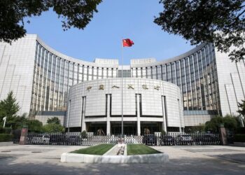 Sede de la Administración Tributaria Nacional de China en Beijing con ciudadanos en la entrada