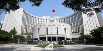 Sede de la Administración Tributaria Nacional de China en Beijing con ciudadanos en la entrada