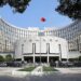 Sede de la Administración Tributaria Nacional de China en Beijing con ciudadanos en la entrada