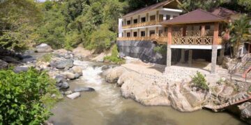 Agentes de Medio Ambiente y militares durante operativo en ribera del río Yaque del Norte en Jarabacoa