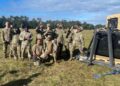 Equipo portátil WaterCube de Genesis Systems desplegado en terreno para generar agua potable del aire en operación militar