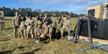 Equipo portátil WaterCube de Genesis Systems desplegado en terreno para generar agua potable del aire en operación militar