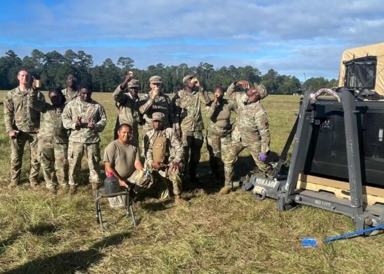 Equipo portátil WaterCube de Genesis Systems desplegado en terreno para generar agua potable del aire en operación militar