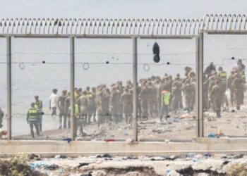 Fuerzas de seguridad marroquíes controlan la frontera entre Fnideq y Ceuta tras los enfrentamientos con migrantes