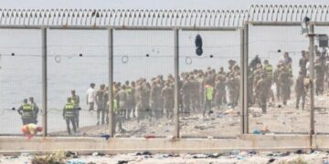 Fuerzas de seguridad marroquíes controlan la frontera entre Fnideq y Ceuta tras los enfrentamientos con migrantes