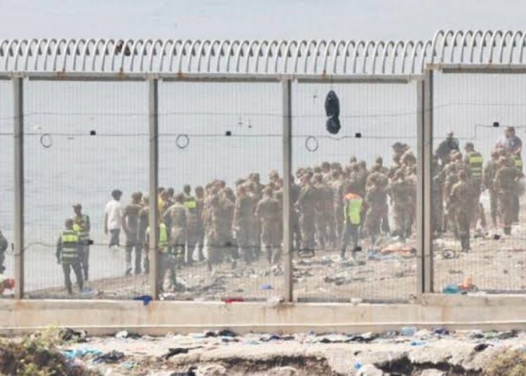 Fuerzas de seguridad marroquíes controlan la frontera entre Fnideq y Ceuta tras los enfrentamientos con migrantes