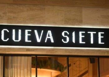Fachada de Torre Latitud 18 en la avenida Abraham Lincoln, Piantini, donde operaba el restaurante Cueva Siete